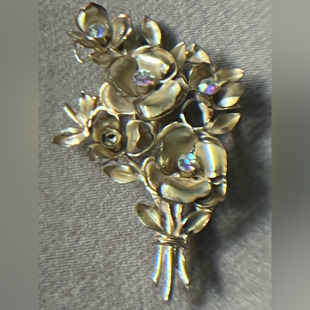 Vintage Coro,  1950’s Beautiful, Rhinestone & AB, Gold-Tone Brooch. EUC